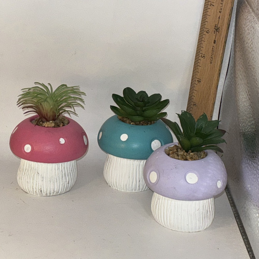 Set Of 3 Resin Mushrooms With Plastic Air Plants 4" X 3" - Picture 5 of 5